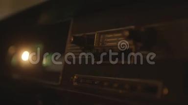 俄罗斯复古汽车老式汽车收音机的特写。 老式汽车内饰旧汽车